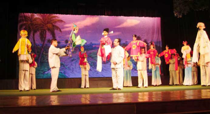 lingao-man-and-puppet-show-2