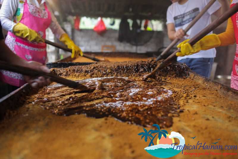 Making-traditional-brown-ginger-sugar-in-zun-Tan-village-Hainan-Island-China-(2)
