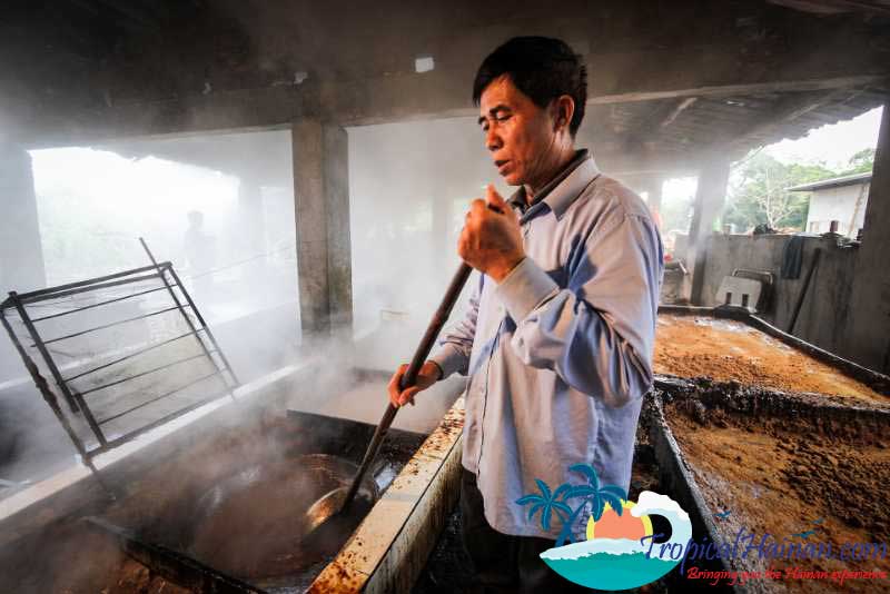 Making-traditional-brown-ginger-sugar-in-zun-Tan-village-Hainan-Island-China-(7)