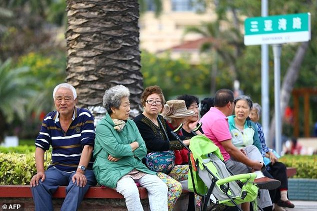 Sun-seeking retirees flock to Hainan China's Florida 2