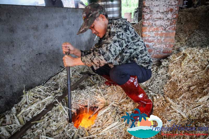 Making-traditional-brown-ginger-sugar-in-zun-Tan-village-Hainan-Island-China-(3)