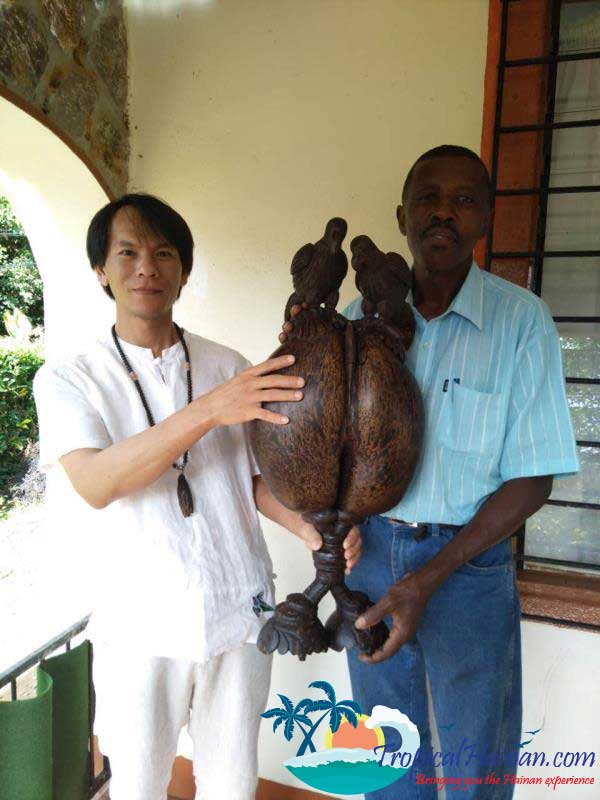 Master-coconut-carver-from-Saychelles-returnes-to-Hainan-(1)