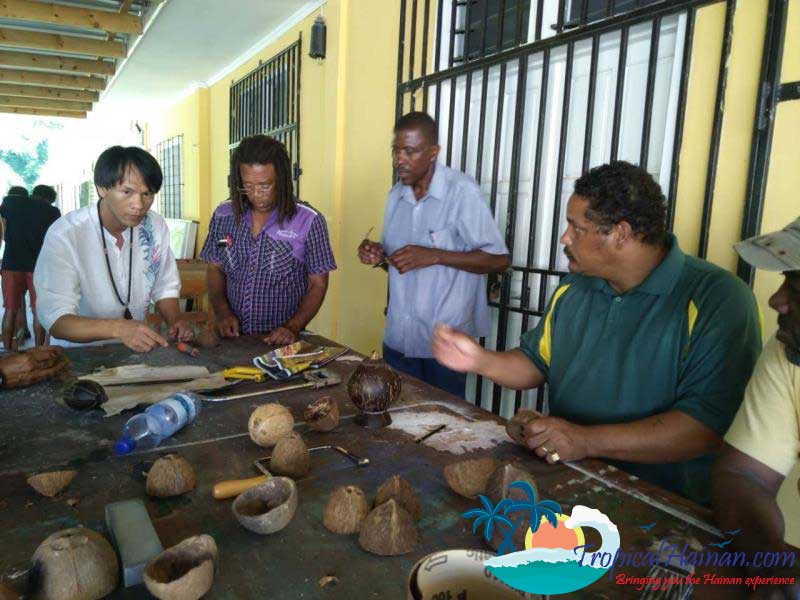 Master-coconut-carver-from-Saychelles-returnes-to-Hainan-(4)