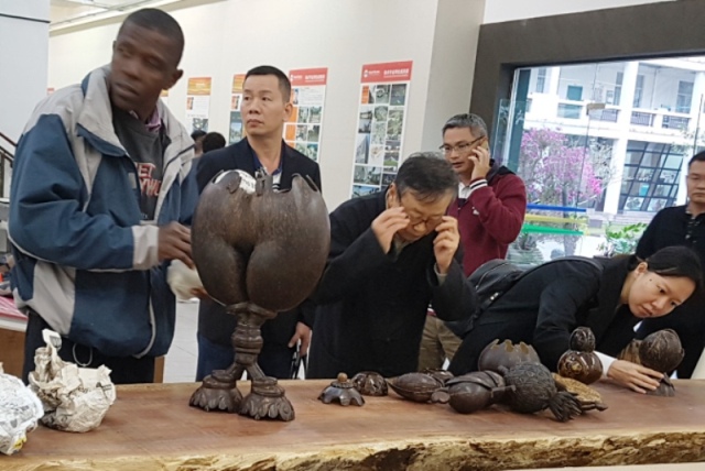 Coconut carving Hainan 4