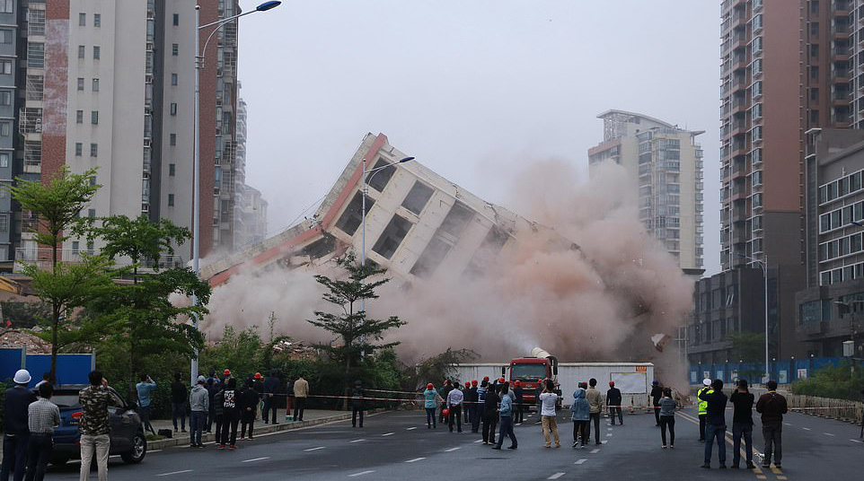 Eight-story "Nail building" in Haikou finally demolished after residents agree to move for development