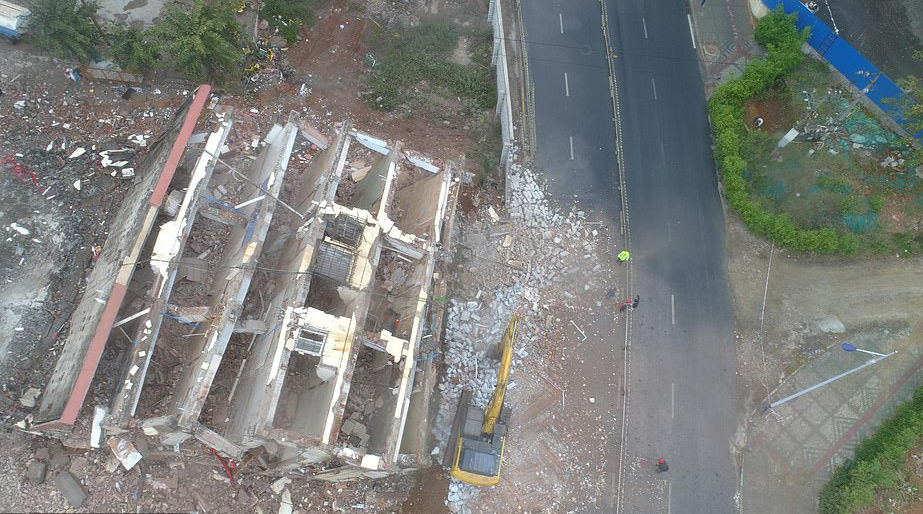 Eight-story "Nail building" in Haikou finally demolished after residents agree to move for development