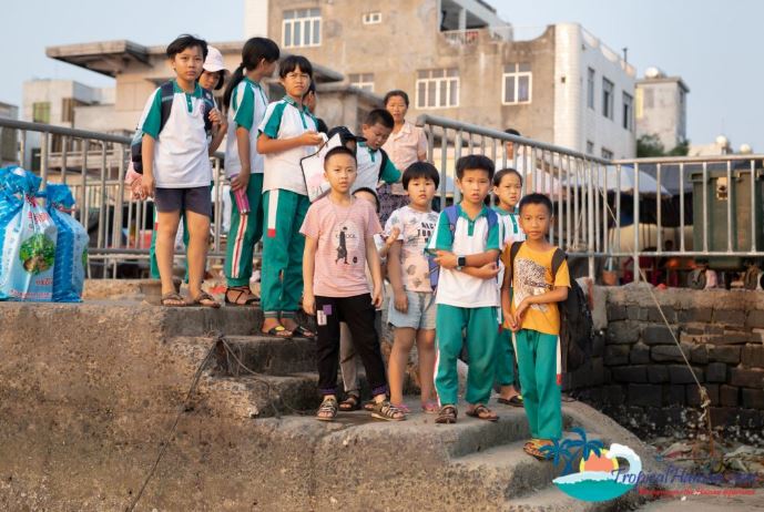 Students from an elementary school in Hainan waiting to go to school