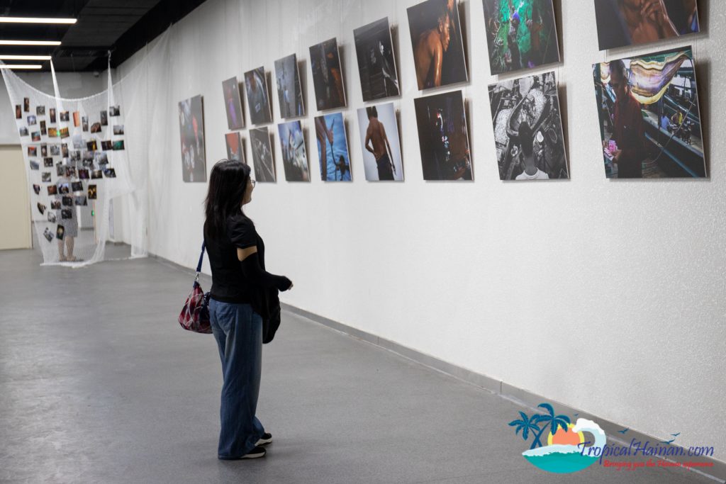 Wang Yao, World Press photo winner exhibits in Haikou (1)