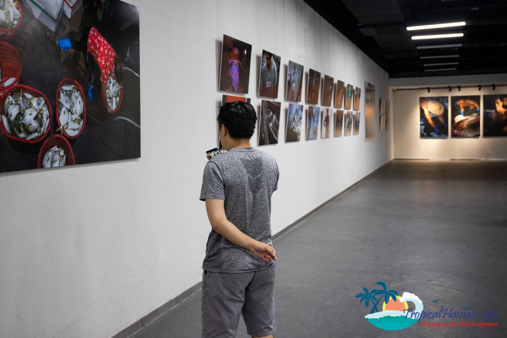 Wang Yao, World Press photo winner exhibits in Haikou (1)