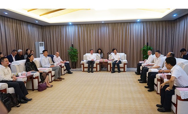 Haikou Party Secretary Zhang Qi with the delegation