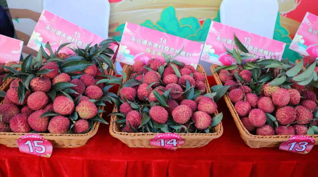 A lychee auctioned for 24,800 yuan2