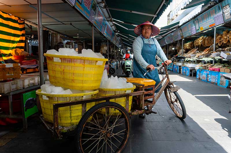Supplying ice blocks to Dongmen market