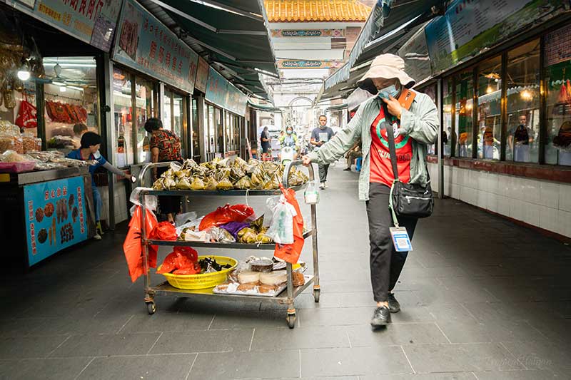 Selling zongzi in Dongmen market