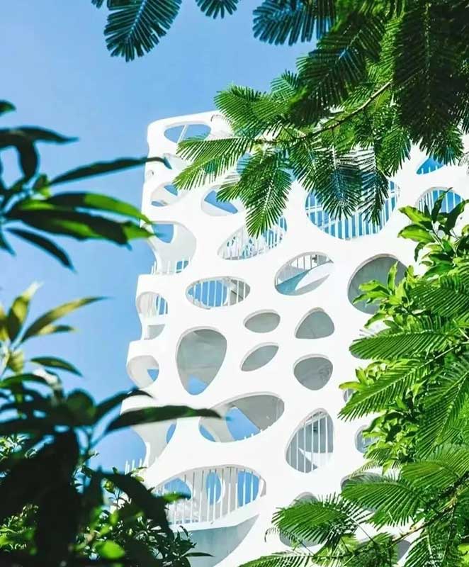 The “White Cheese” viewing platform overlooks the Sanya East Bank Wetland Park, and is the perfect spot for photos