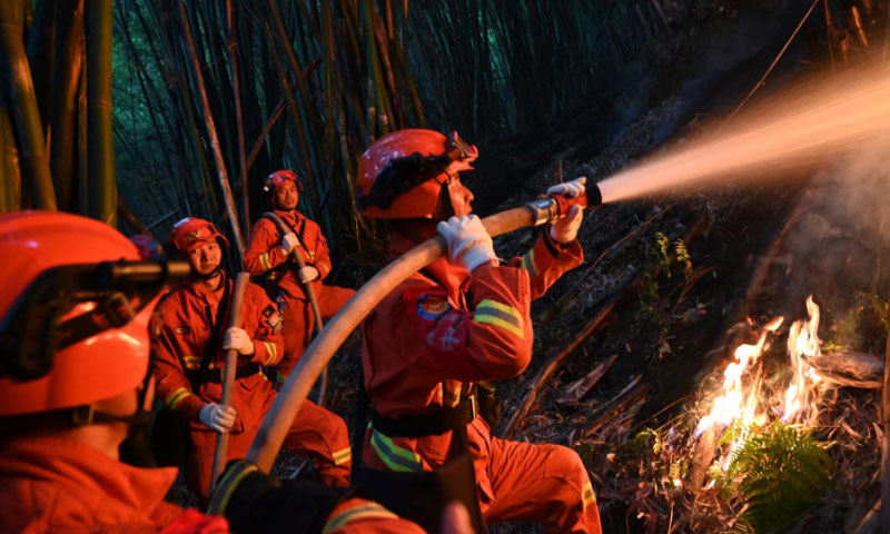Firefighters at the front line fighting the mountain fire in Chongqing Photo: Yunnan Provincial Forest Fire Brigade