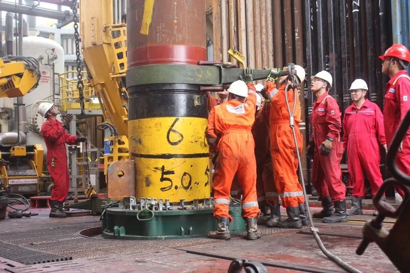 Working scene of "Haiyang Shiyou 982" drilling platform staff