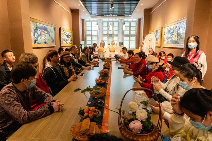 International Talents celebrate Lantern Festival at the Ceramic Art Museum