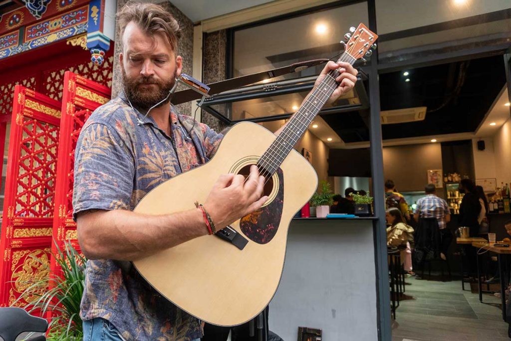 Roxy's Restaurant Kicks Off Acoustic Music Scene in Haikou City