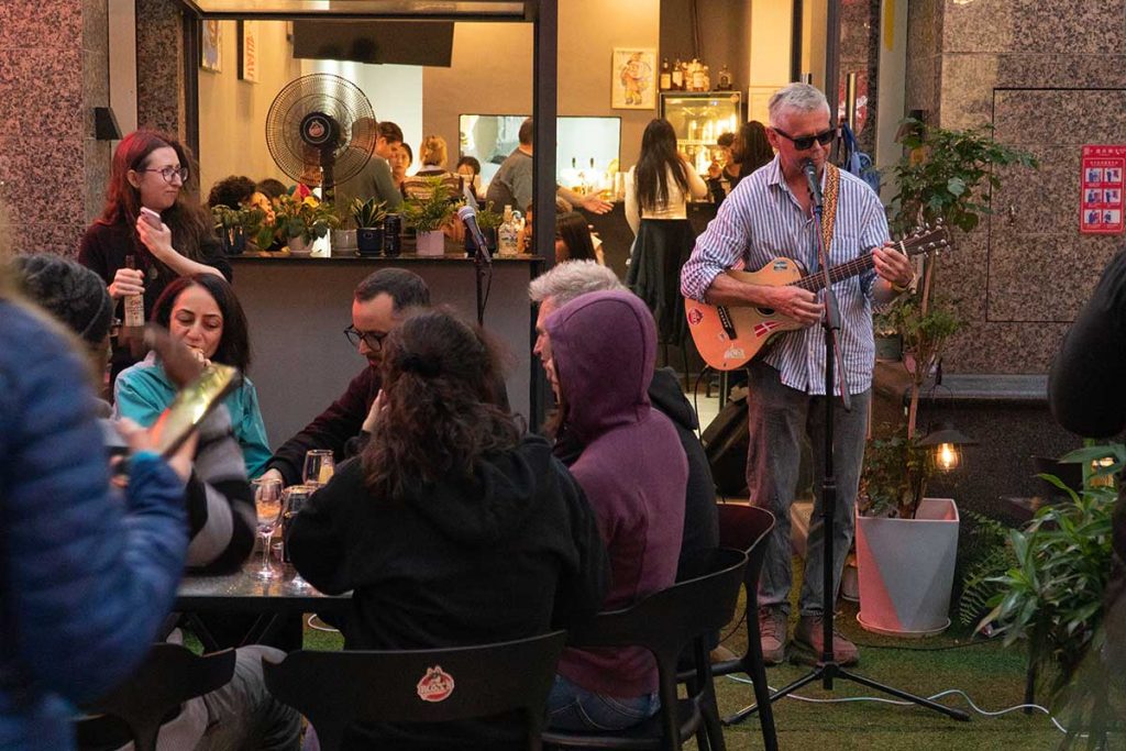 Roxy's Restaurant Kicks Off Acoustic Music Scene in Haikou City