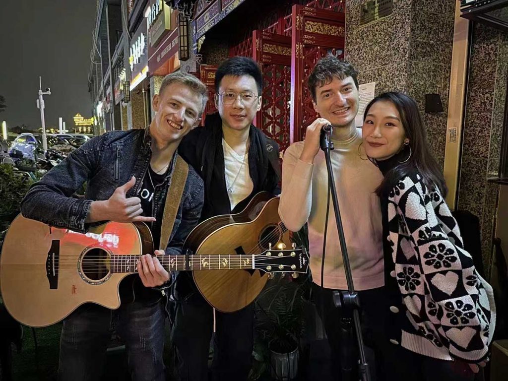 Roxy's Restaurant Kicks Off Acoustic Music Scene in Haikou City