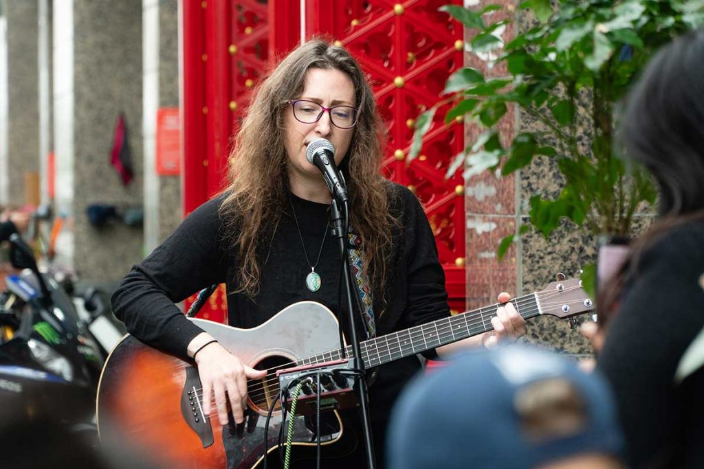 Roxy's Restaurant Kicks Off Acoustic Music Scene in Haikou City