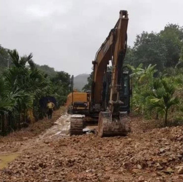 2021-Landslide-being-cleared-in-Quionghai