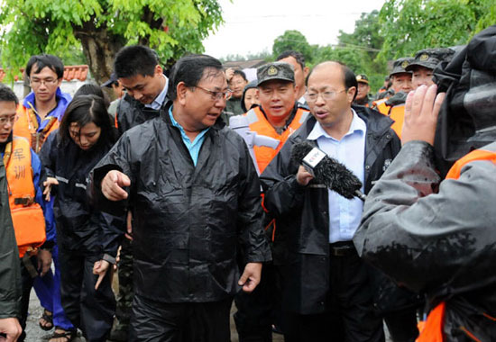 Then Hainan Provincial Party Committee Secretary Wei Liucheng (front left) at the resettlement site for villagers in Wuchang Village, Wancheng Town, Wanning City, which was besieged by floods.