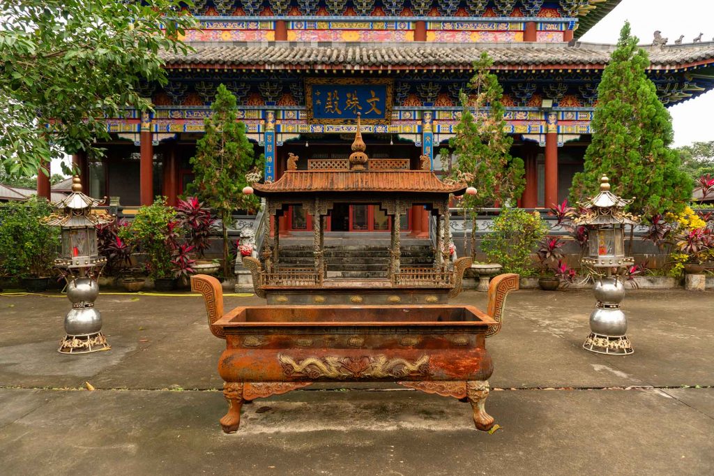 Discover Longquan Temple in Yanfeng, Haikou