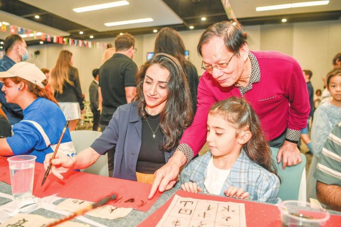 Haikou holds New Year gathering for foreign experts (1)