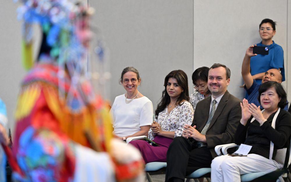 Haikou holds New Year gathering for foreign experts (3)