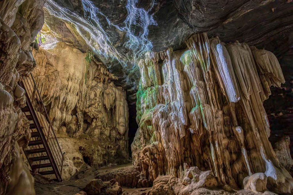 Emperor-Cave-Changjiang-(4)