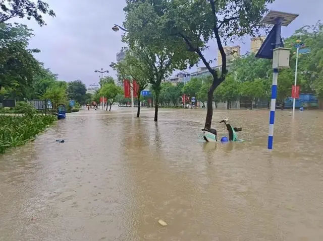 Qionghai, parts of the Wanquan River Road were submerged by over half a meter of water