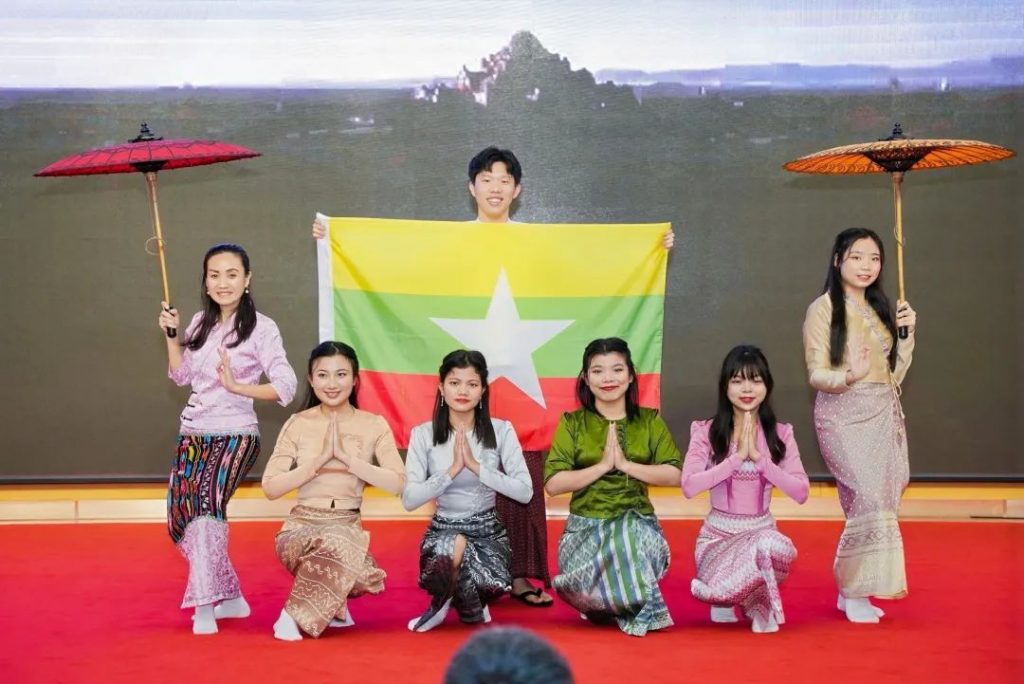 A Festive Welcome: Hainan’s 2025 New Year Gathering for Foreign Experts