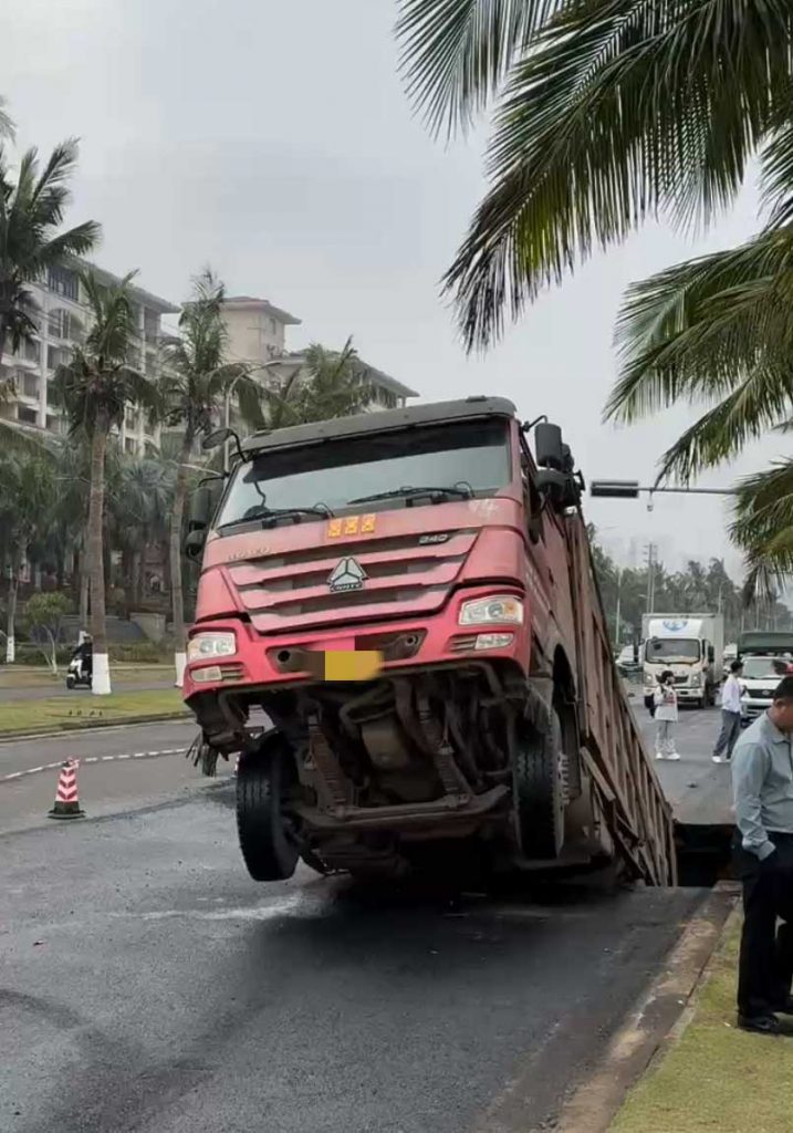 Binhai Avenue Road Surface Collapse Partially Swallows Dump Truck (1)