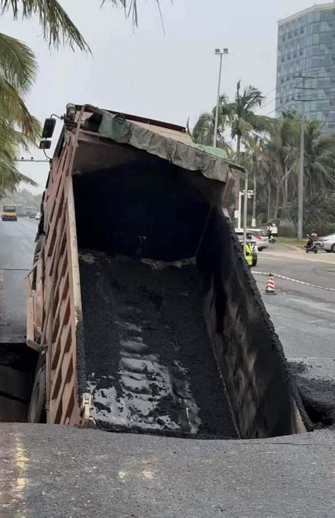 Binhai Avenue Road Surface Collapse Partially Swallows Dump Truck (2)