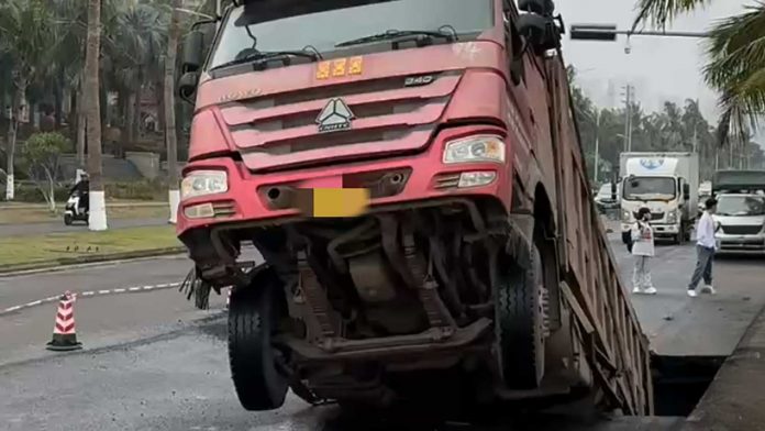 Binhai Avenue Road Surface Collapse Partially Swallows Dump Truck