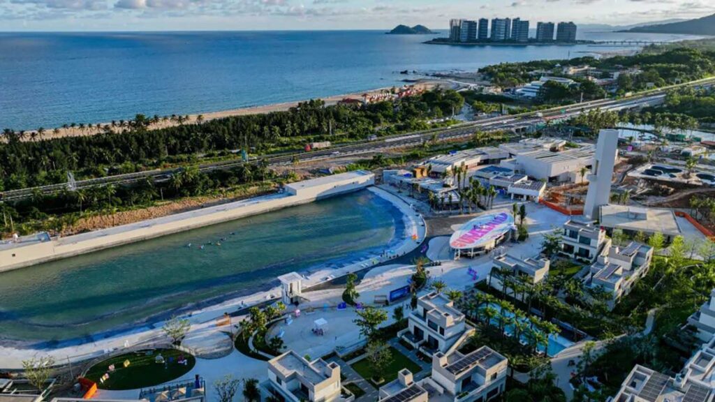 China’s First Olympic-Standard Wave Pool Opens in Wanning, Hainan (2)