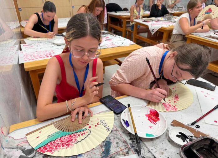 Italian Students Arrive in Sanya, Six Weeks After Hainan Choir Sang in Rome
